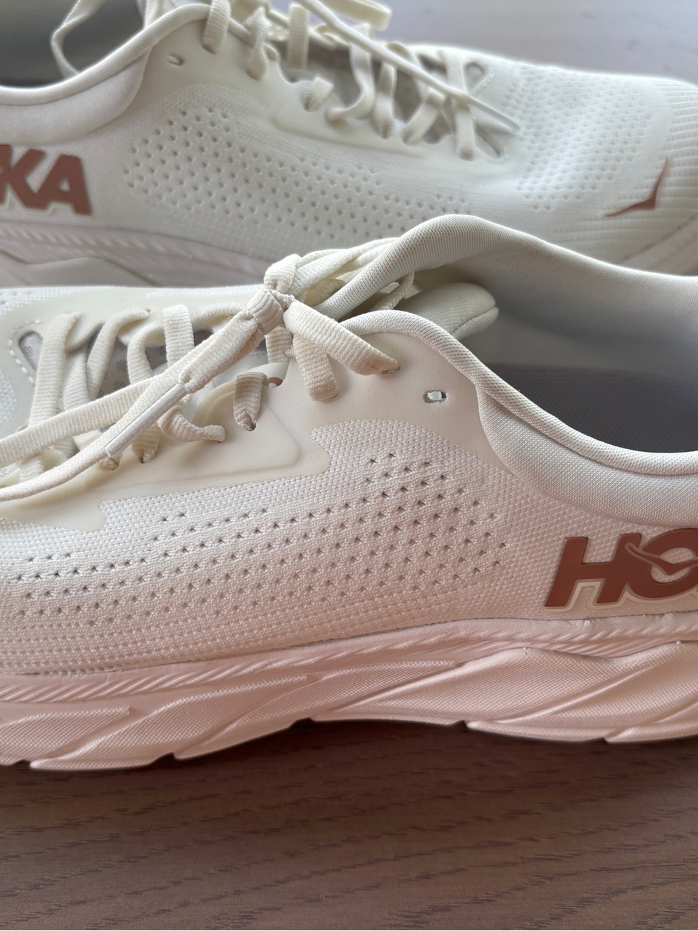 Hoka Arahi 7 White Sneakers with Rose-Gold Logo Accent size 10.   Like new! - Picture 4 of 5